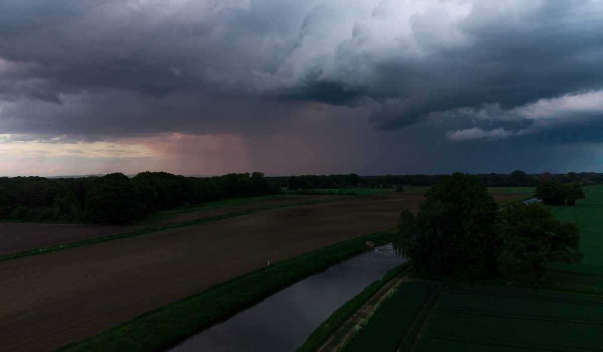 Luftaufnahme Regenschauer über der EmsEms